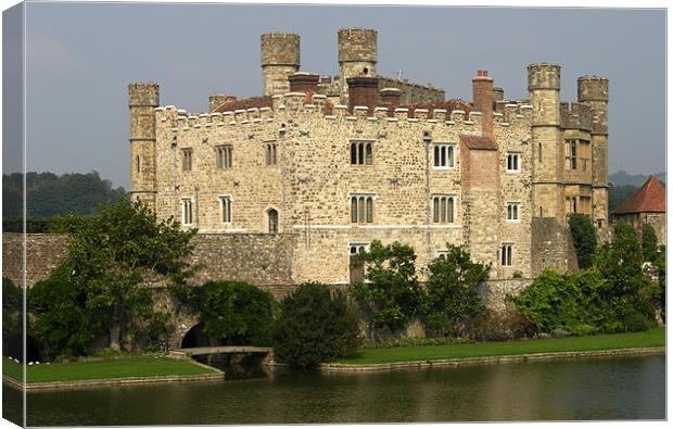 Leeds Castle, Maidstone, Kent Canvas Print by Ray Bacon LRPS CPAGB