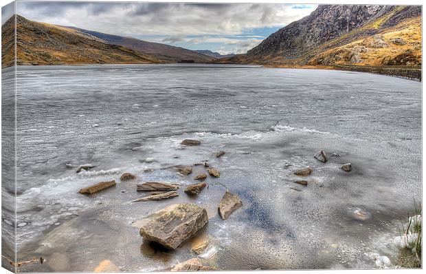 Frozen Beauty of Llyn Ogwen Canvas Print by Darren Wilkes