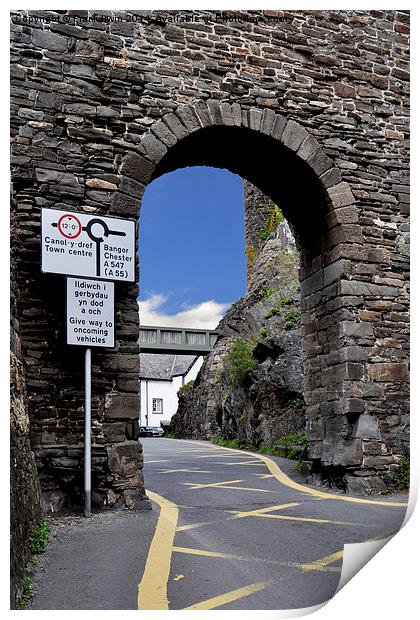 An archway in Conway, North Wales Print by Frank Irwin