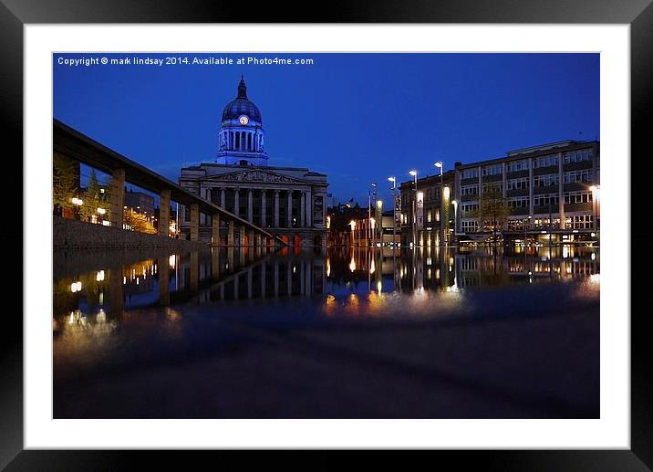 nottingham council house at night Framed Mounted Print by mark lindsay