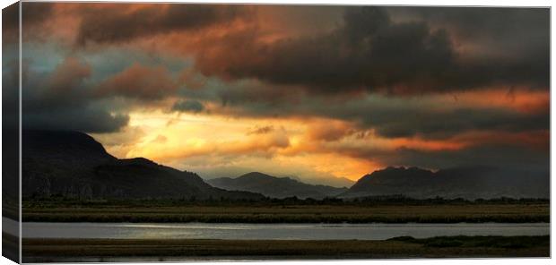 Sunset over Snowdonia Canvas Print by Ceri Jones