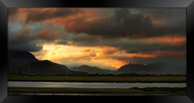 Sunset over Snowdonia Framed Print by Ceri Jones
