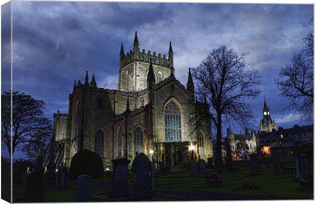 Dunfermline Abbey at night Canvas Print by Andrew Beveridge