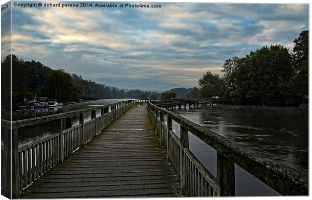 Henley-on-Thames river walkway Canvas Print by richard pereira
