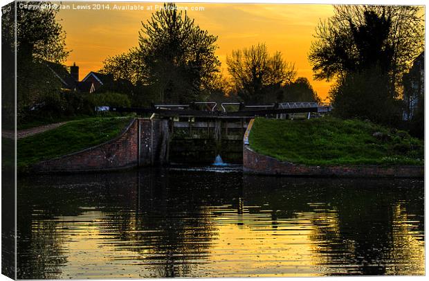 Sunset at Aldermaston Lock Canvas Print by Ian Lewis