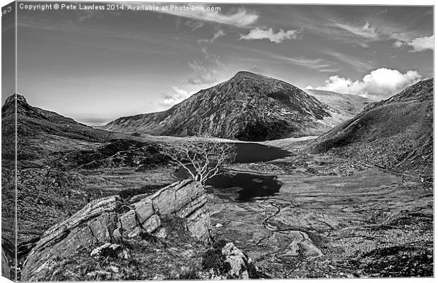 Llyn Idwal and Pen Yr Old Wen mono Canvas Print by Pete Lawless