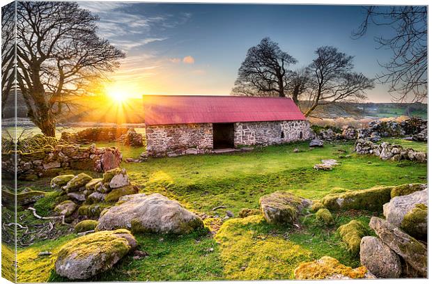 Old Barn at Sunset Canvas Print by Helen Hotson