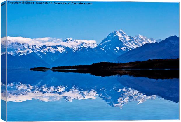 Mount Cook reflected in Lake Pukaki Canvas Print by Sheila Smart