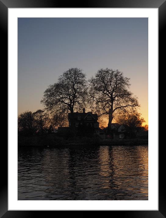 Sunset On The Thames Framed Mounted Print by LensLight Traveler