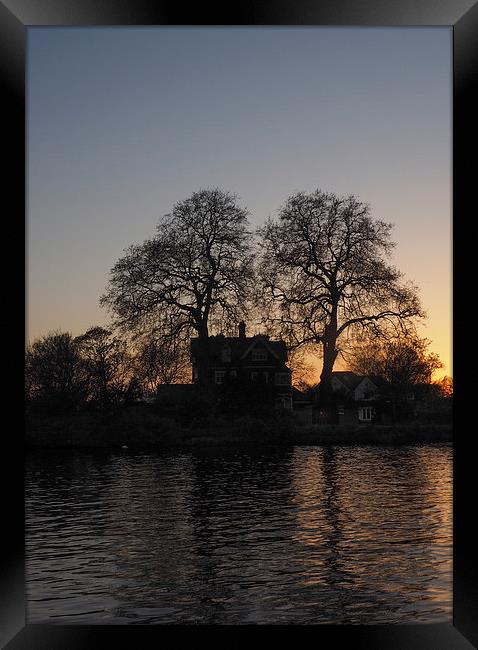Sunset On The Thames Framed Print by LensLight Traveler