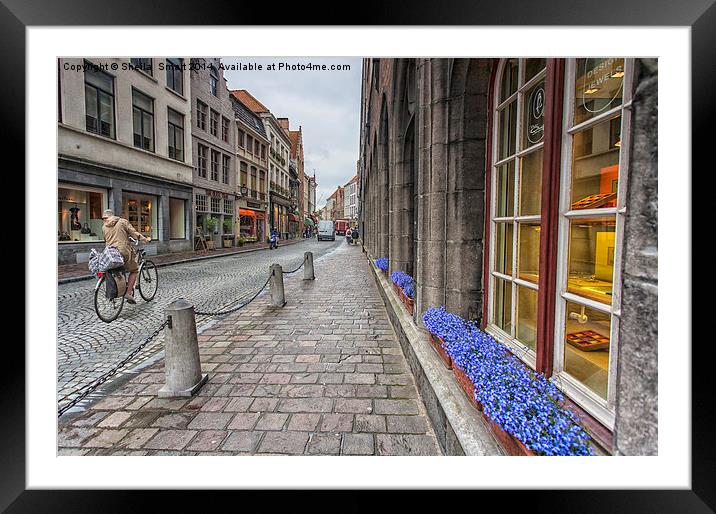 Cobbled street in Brugge Framed Mounted Print by Sheila Smart