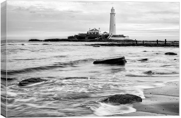 Saint Marys Lighthouse at Whitley Bay Canvas Print by Ian Middleton