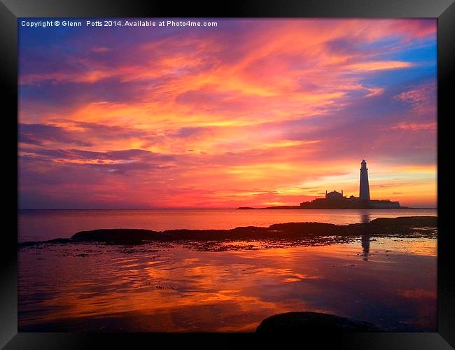 St Marys Lighthouse Framed Print by Glenn Potts