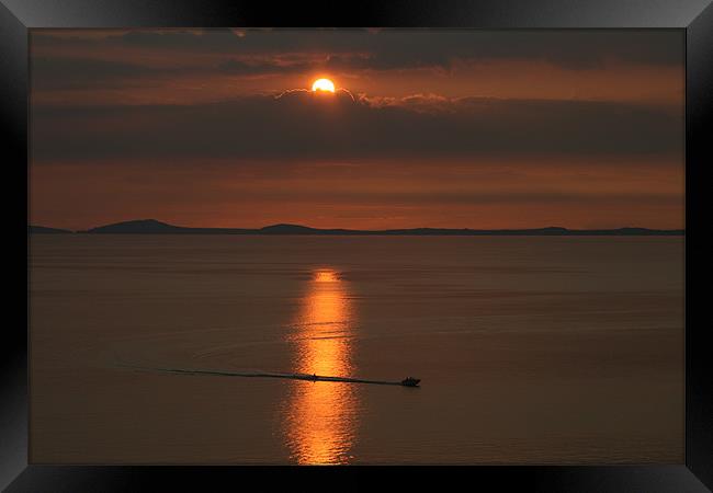 waterski sunset Framed Print by mark blower