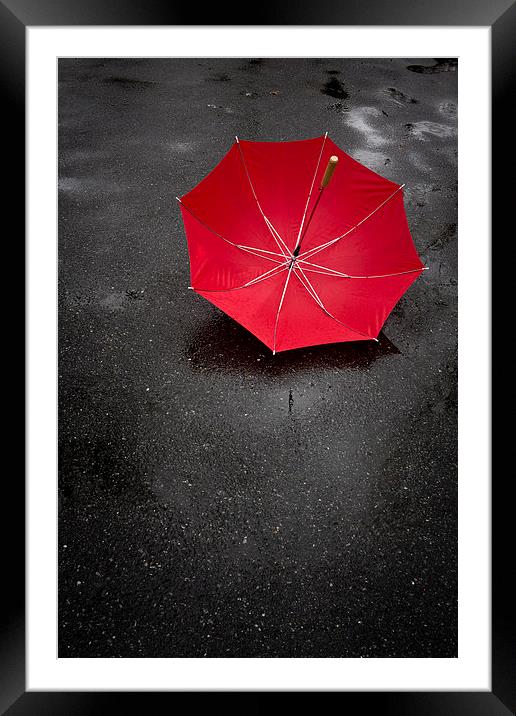 Red umbrella in the rain Framed Mounted Print by Edward Fielding