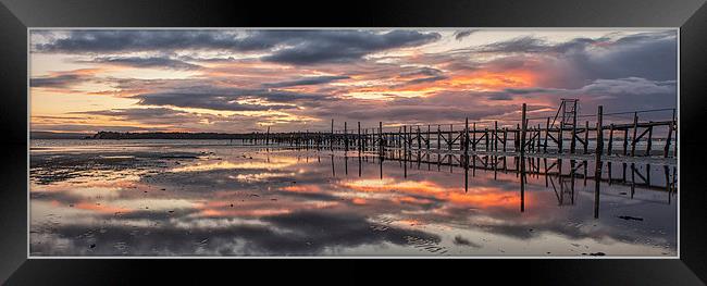 Poole Harbour Sunset Framed Print by stuart bennett