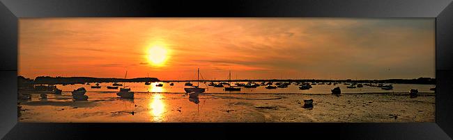 Harbour sunset. Framed Print by paul cobb