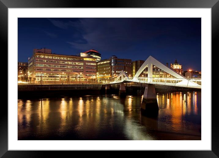  The Tradeston Footbridge at night Framed Mounted Print by Stephen Taylor