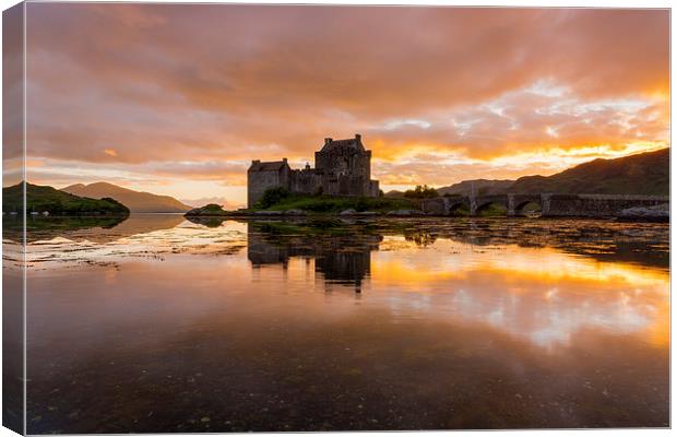  Eilean Donan Castle, Scotland at sunset Canvas Print by Daugirdas Racys