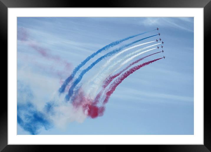 Red Arrows Farnborough Framed Mounted Print by Oxon Images