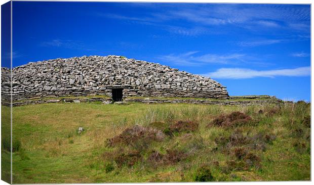 Grey Cairns of Camster in Caithness, Scotland Canvas Print by Linda More
