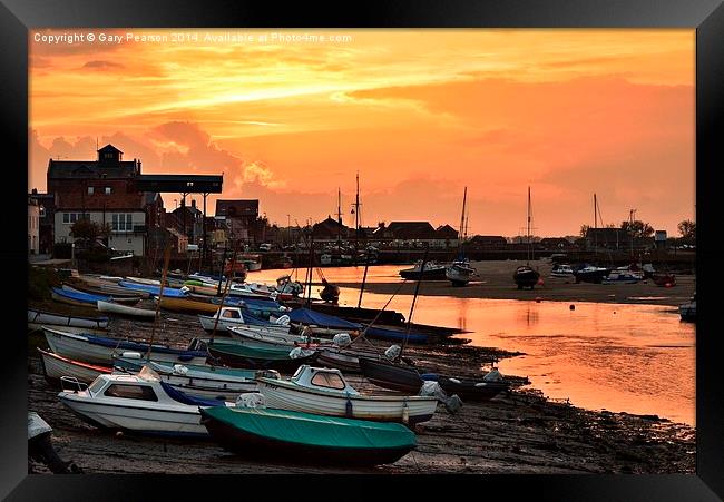  Sunset over Wells harbour Framed Print by Gary Pearson