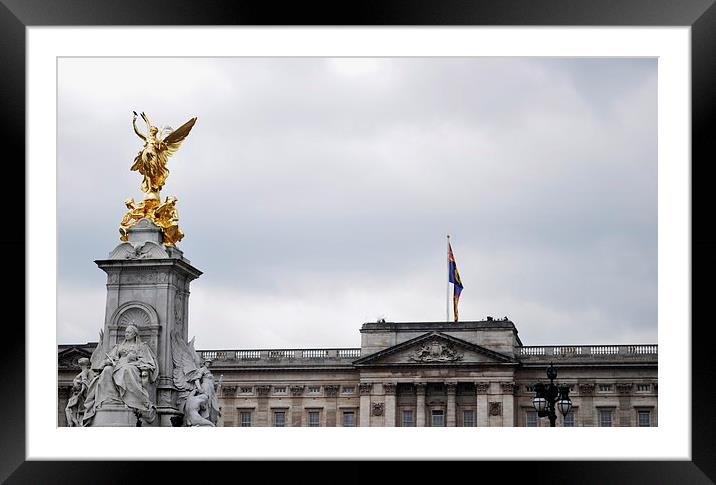  Buckingham Palace and Victoria memorial Framed Mounted Print by Simon Hackett