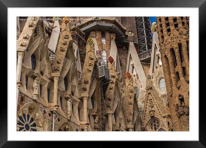 Basílica i Temple Expiatori de la Sagrada Família  Framed Mounted Print by colin chalkley