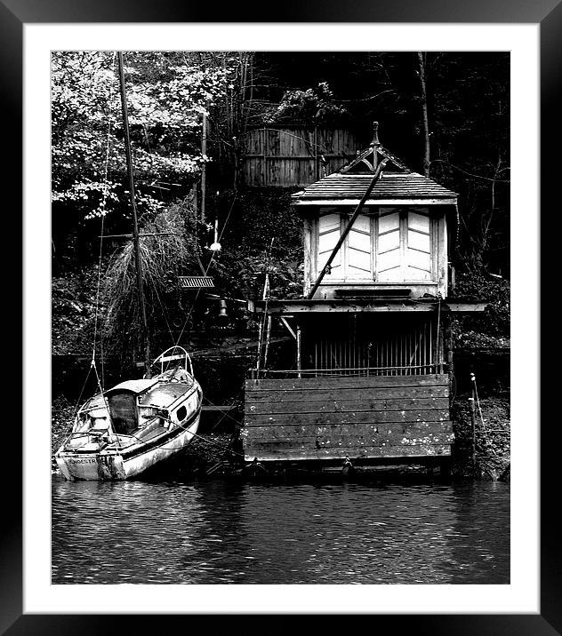 old boat house on rudyard lake in northstaffordshi Framed Mounted Print by darren  carter