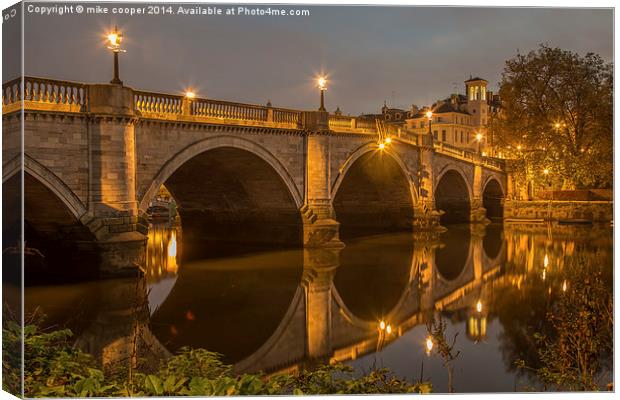  underneath the arches Canvas Print by mike cooper