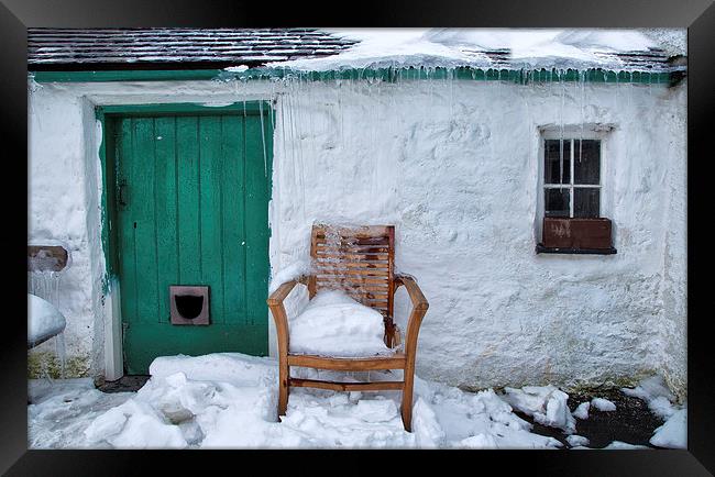  Winter cottage Framed Print by Rory Trappe