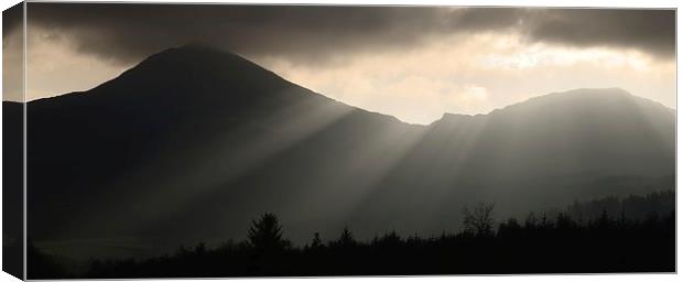 Crepuscular rays Canvas Print by Kevin OBrian