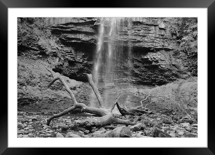  henrhyd waterfall south wales Framed Mounted Print by craig preece