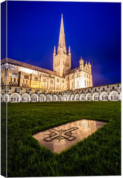 Norwich Cathedral Canvas Print by Darren Carter