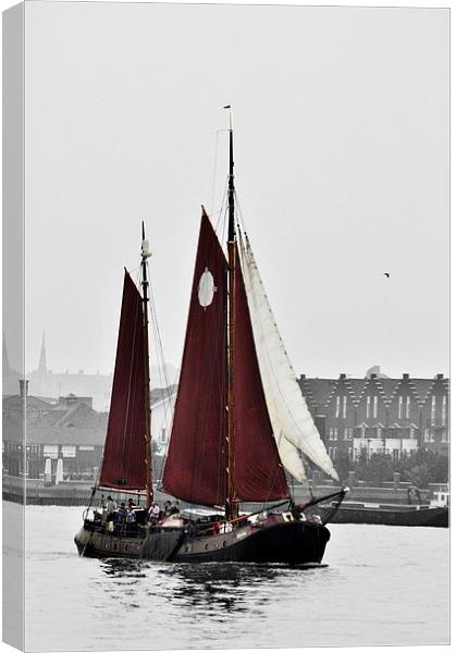  Thames Barge Canvas Print by Simon Hackett