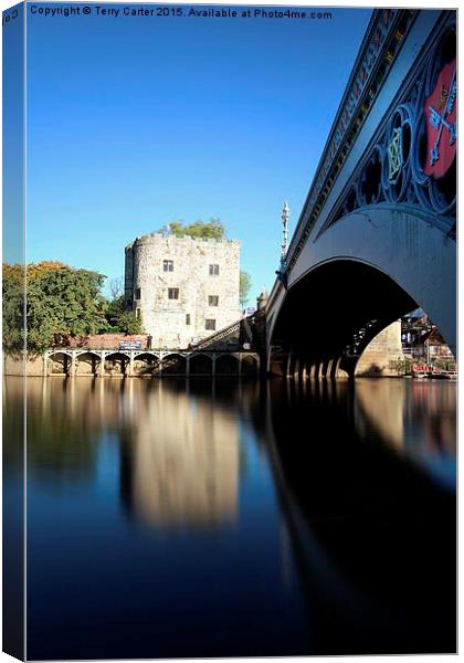 Skeldergate reflection Canvas Print by Terry Carter