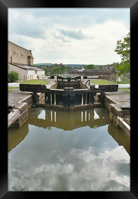 Locks at bingley, Yorkshire Framed Print by Gareth Wild