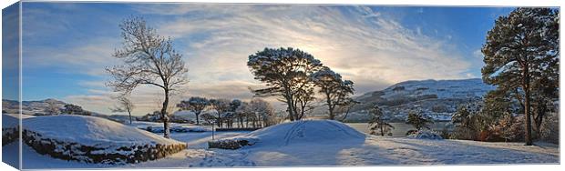  On the 'Lump', Portree, on a snow clad winters af Canvas Print by Richard Smith