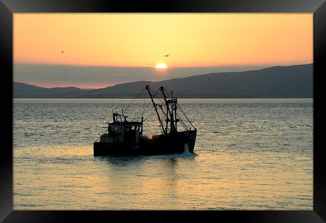  A Fishermans sunset on the silloth firth Framed Print by pristine_ images