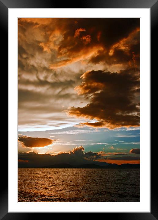 Mammatus clouds at sunset ahead of violent thunder Framed Mounted Print by ken biggs