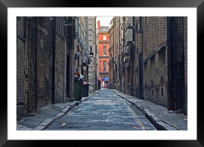 Looking down an empty inner city alleyway Framed Mounted Print by ken biggs