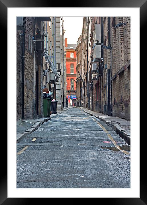 Looking down an empty inner city alleyway Framed Mounted Print by ken biggs