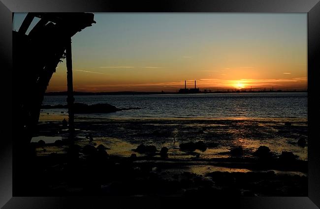 shipwrecked sunset on the river thames, Gravesend Framed Print by pristine_ images