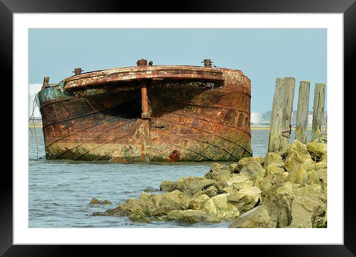  River Medway old Shipwreck Framed Mounted Print by pristine_ images