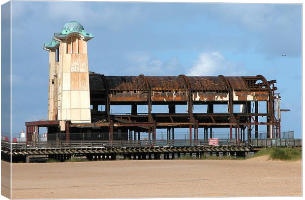 WELLINGTON PIER, GT.YARMOUTH, NORFOLK Canvas Print by Ray Bacon LRPS CPAGB