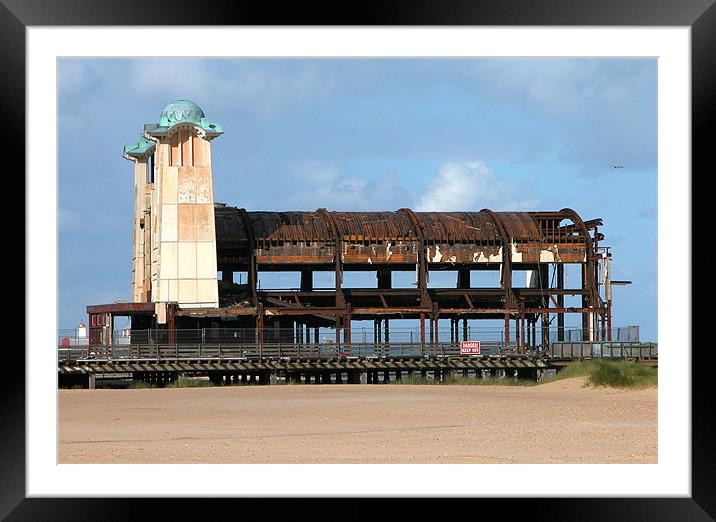 WELLINGTON PIER, GT.YARMOUTH, NORFOLK Framed Mounted Print by Ray Bacon LRPS CPAGB