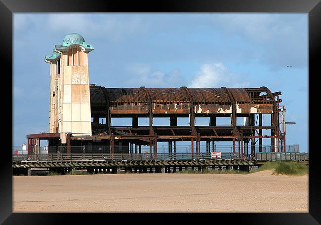 WELLINGTON PIER, GT.YARMOUTH, NORFOLK Framed Print by Ray Bacon LRPS CPAGB