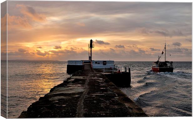  A fishing boat passes the Banjo Pier at Looe Canvas Print by Rosie Spooner