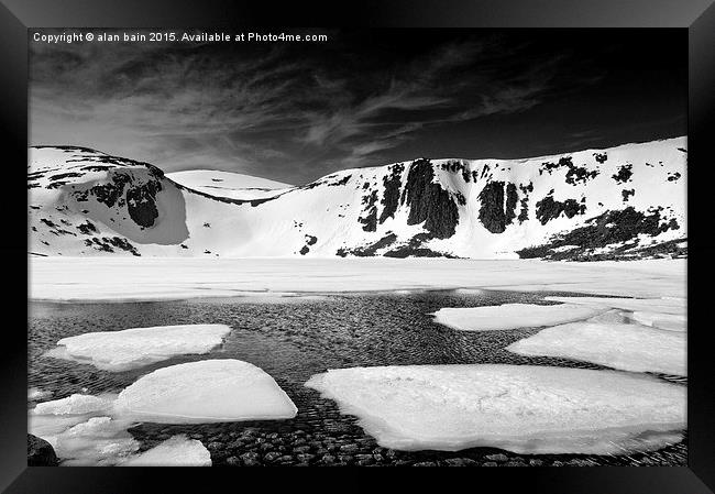 Loch Etchachan, ice melt  Framed Print by alan bain