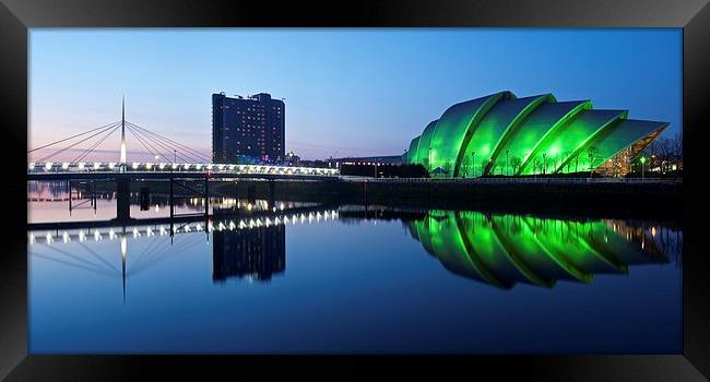  sunset in the city of Glasgow Framed Print by Stephen Taylor